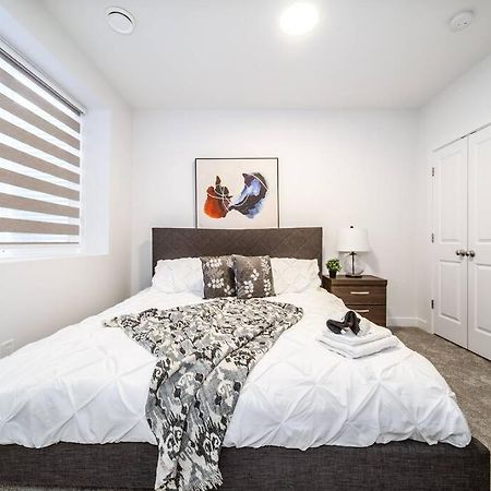 *New* Modern Suite King Bed! Netflix! Sleeps 4! 에드먼턴 외부 사진