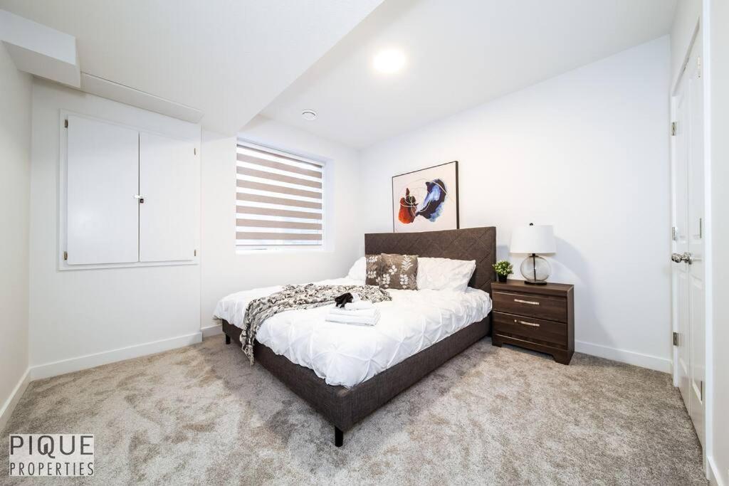 *New* Modern Suite King Bed! Netflix! Sleeps 4! 에드먼턴 외부 사진